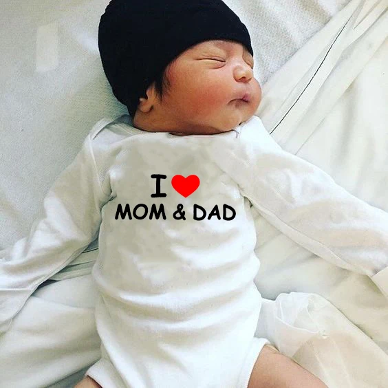 Белый милый комбинезон с надписью I Love MOM & DAD и длинными рукавами для