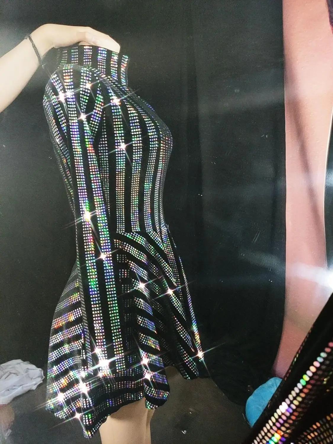 Мини-платье с цветными блестками для празднования дня рождения и выпускного