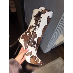 Зимние женские сапоги до бедра на высоком каблуке черные/белые кожаные сапоги выше колена с острым носком Сапоги на молнии с буквенным принтом пикантная женская обувь