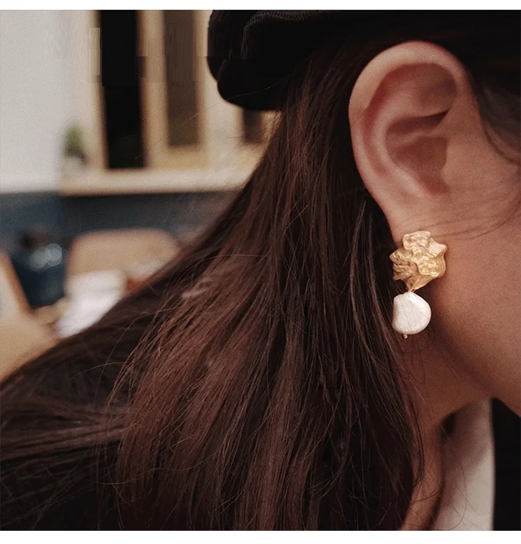 Женские матовые серьги гвоздики AOMU необычные металлические в виде треугольника