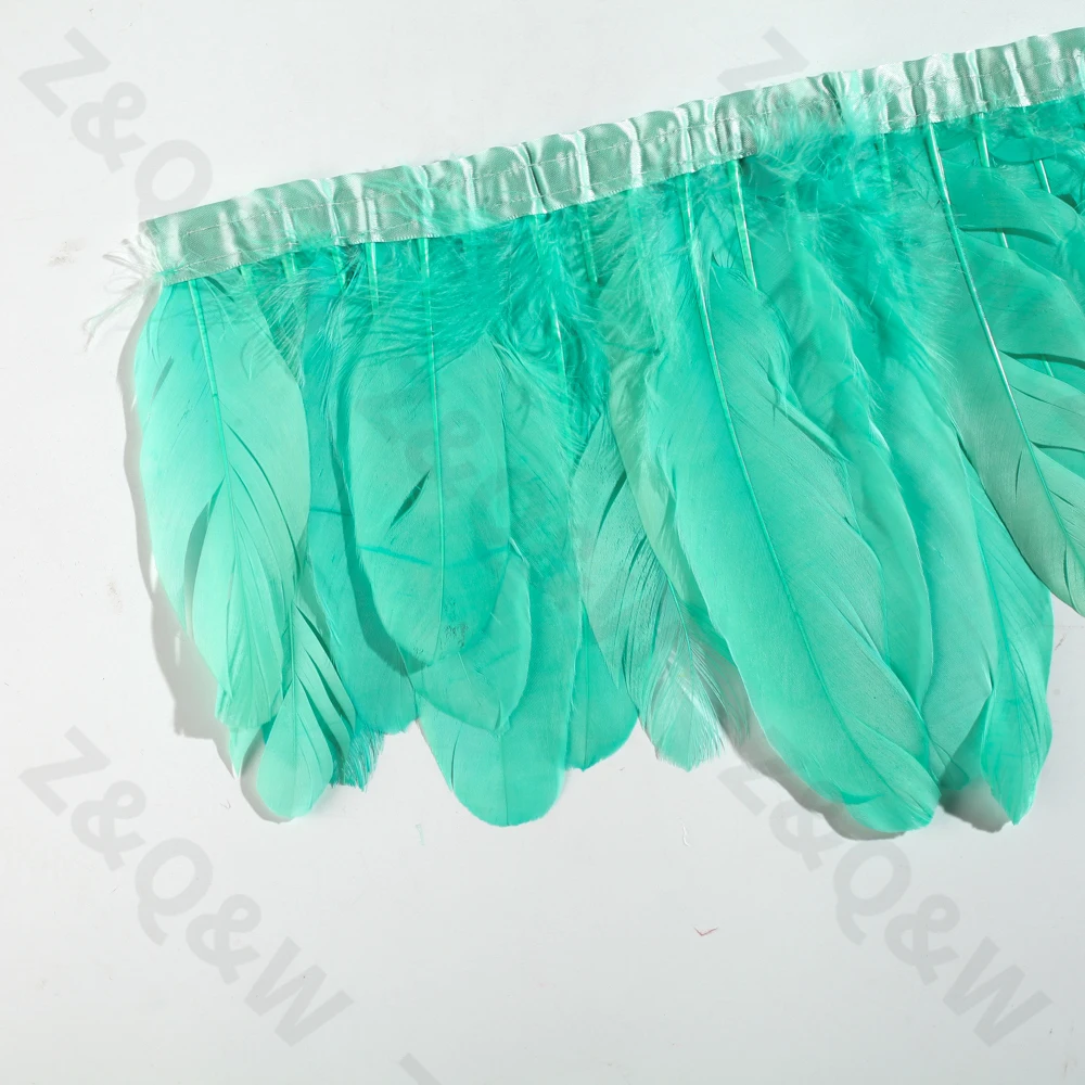 Гусиное перо окрашенная в книге лотоса зеленого цвета для того чтобы сделать 2