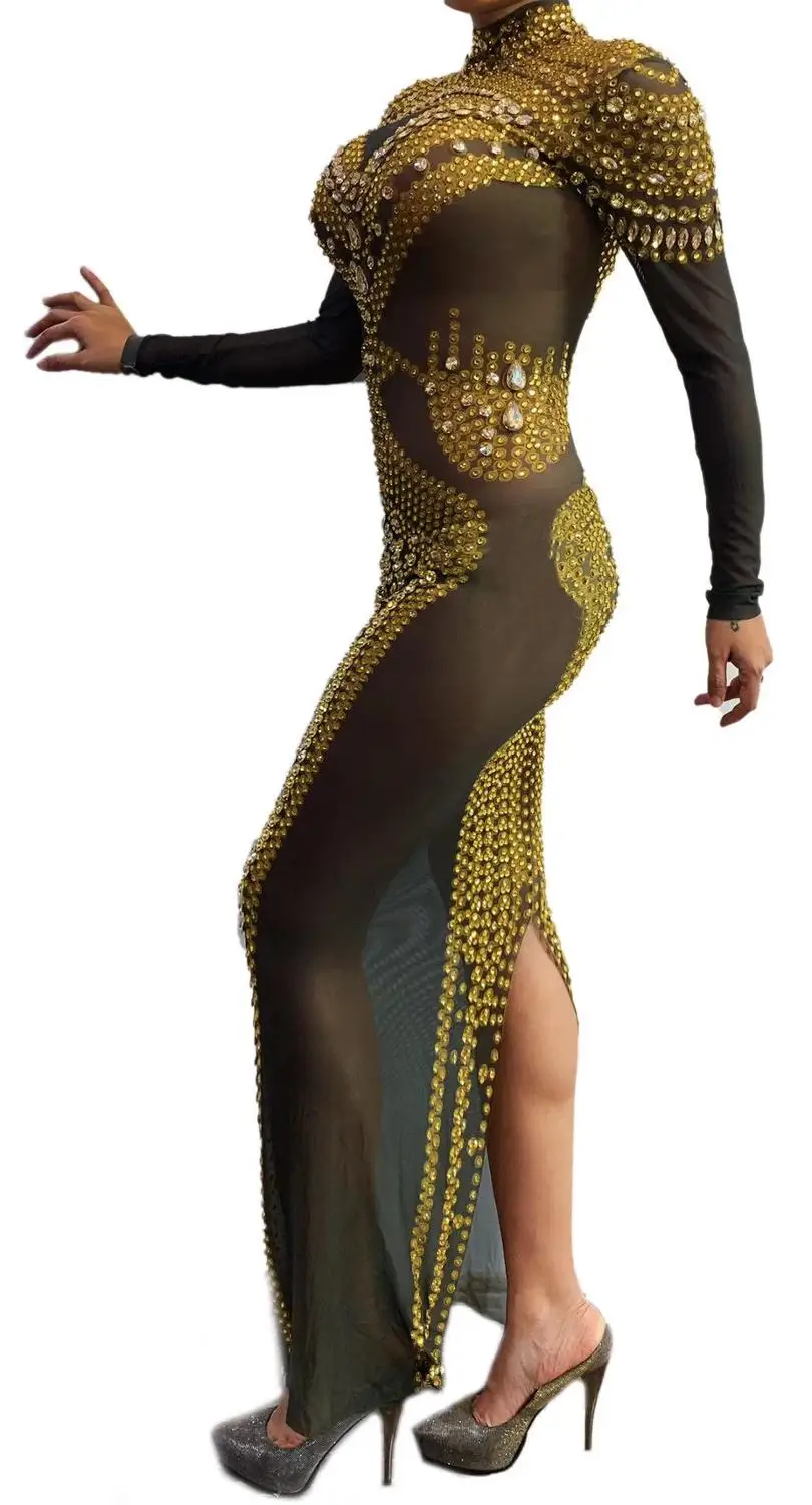 Женское вечернее платье длинное золотистое со стразами