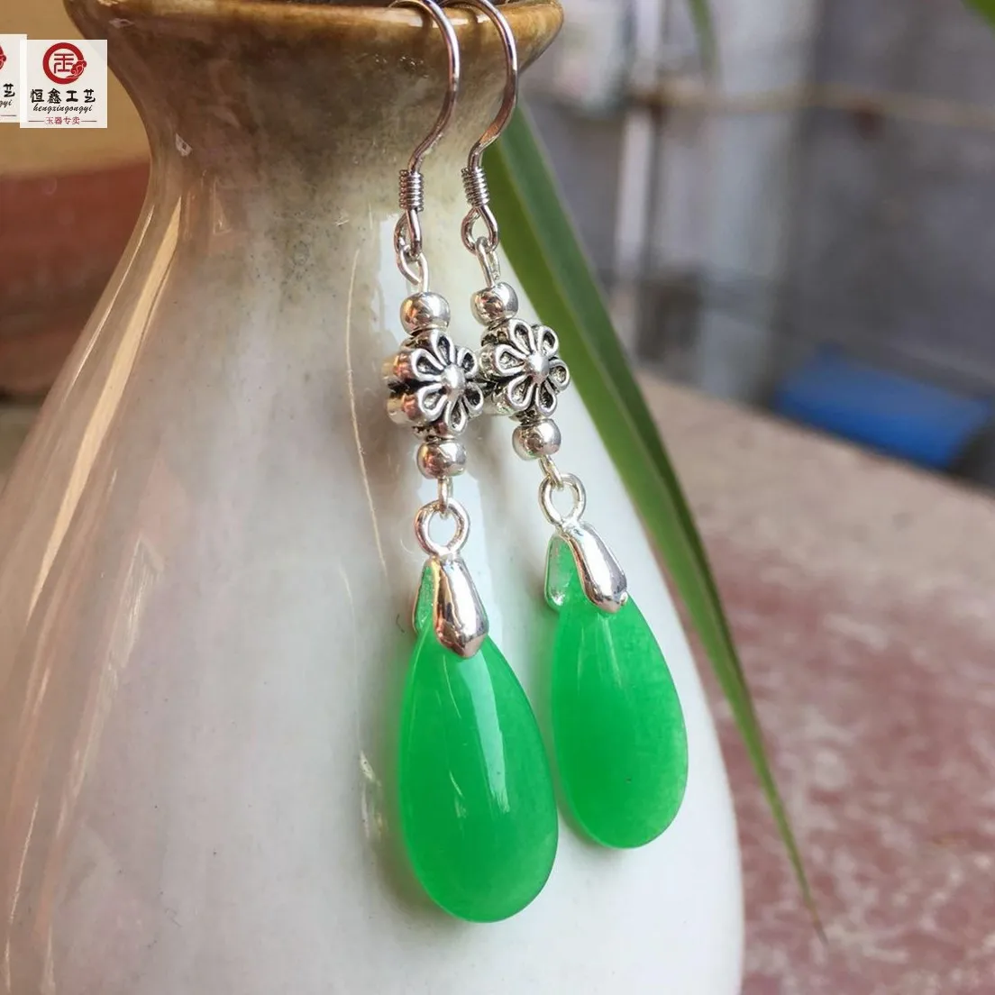 Оригинальные серьги капельки из серебра 925 пробы с натуральным зеленым нефритом