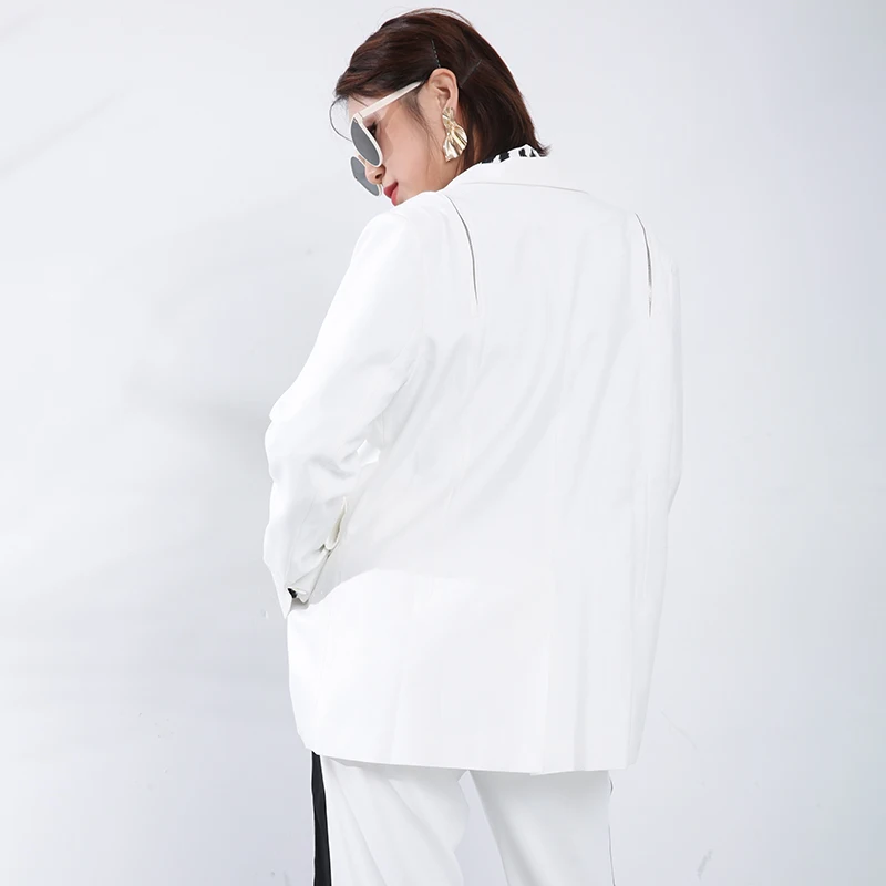 

[EAM] Women White Big Size Off Shoulder Zipper Blazer New Lapel Long Sleeve Loose Fit Jacket Fashion Tide Summer 2021 1DD647001