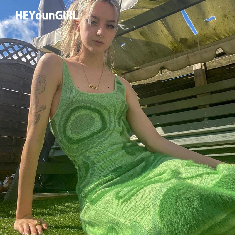 

Женское трикотажное платье-свитер без рукавов с открытой спиной