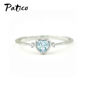 Кольцо обручальное женское из серебра 925 пробы с фианитом