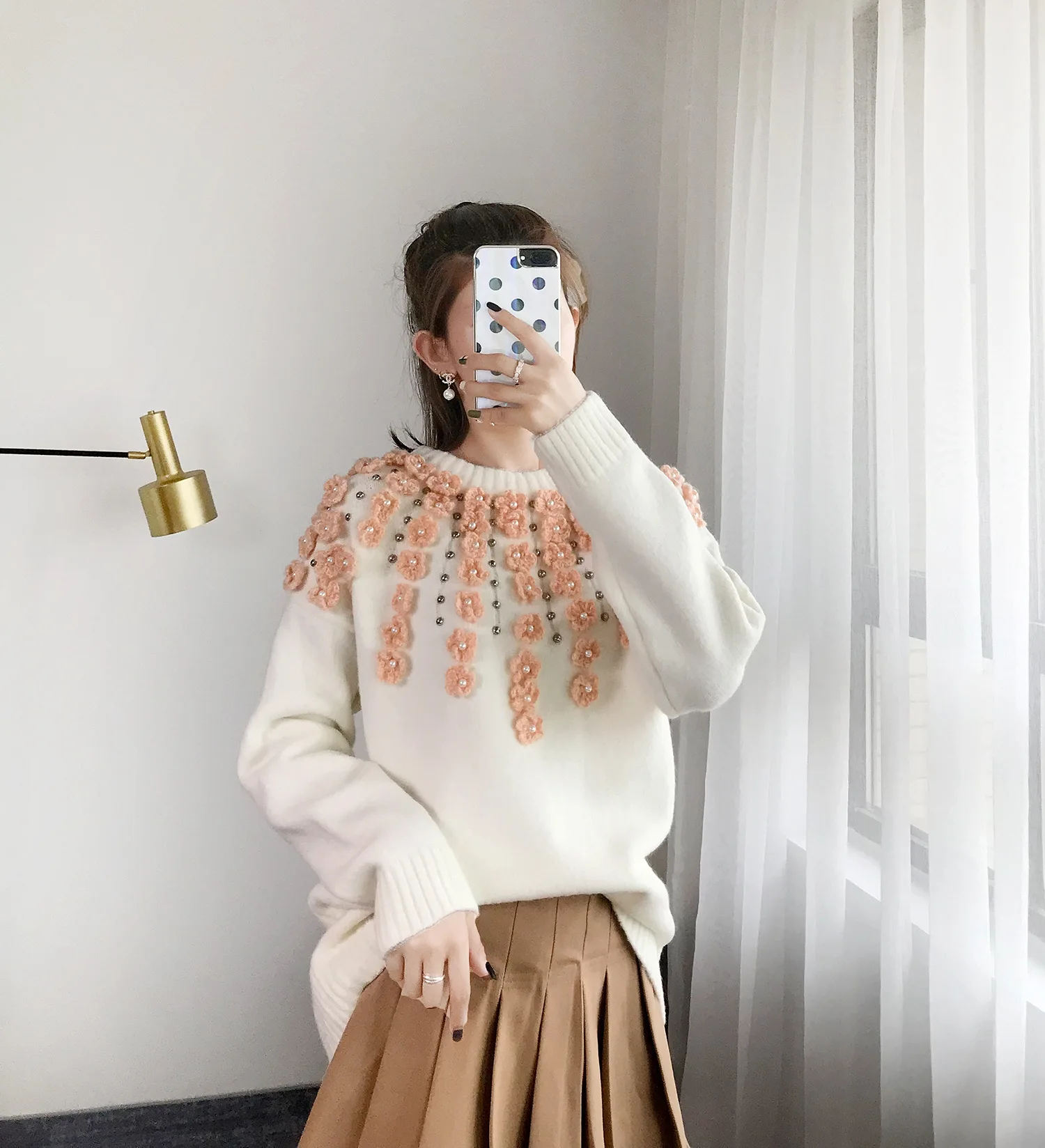 Объемный объемный вязаный крючком пуловер с цветочным узором и бисером