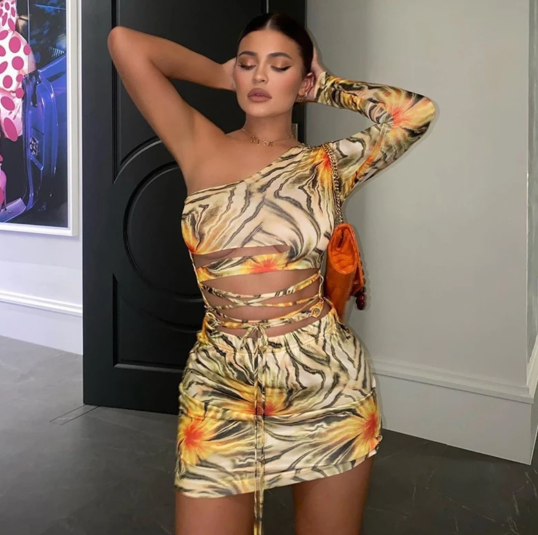 

Женское облегающее платье-футляр с цветочным принтом и косым плечом