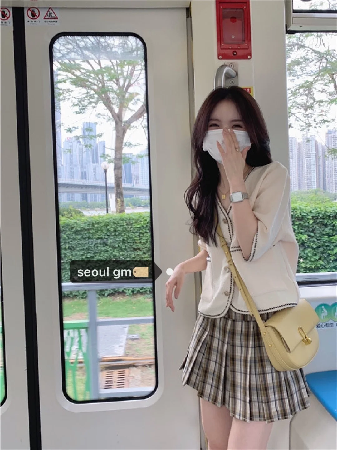 Рубашка в клетку с V-образным вырезом и коротким рукавом | Женская одежда