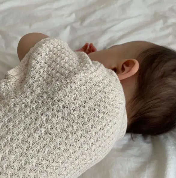 Детский комбинезон в клетку хлопковый с коротким рукавом и вафельным принтом