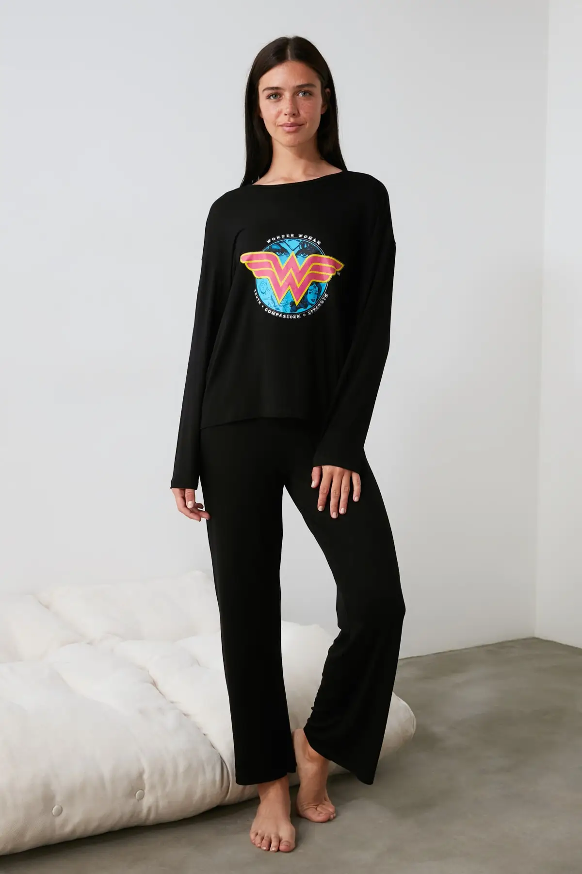 

Trendyol Wonder Woman Printed Knitted Pajamas Set THMAW21PT0231