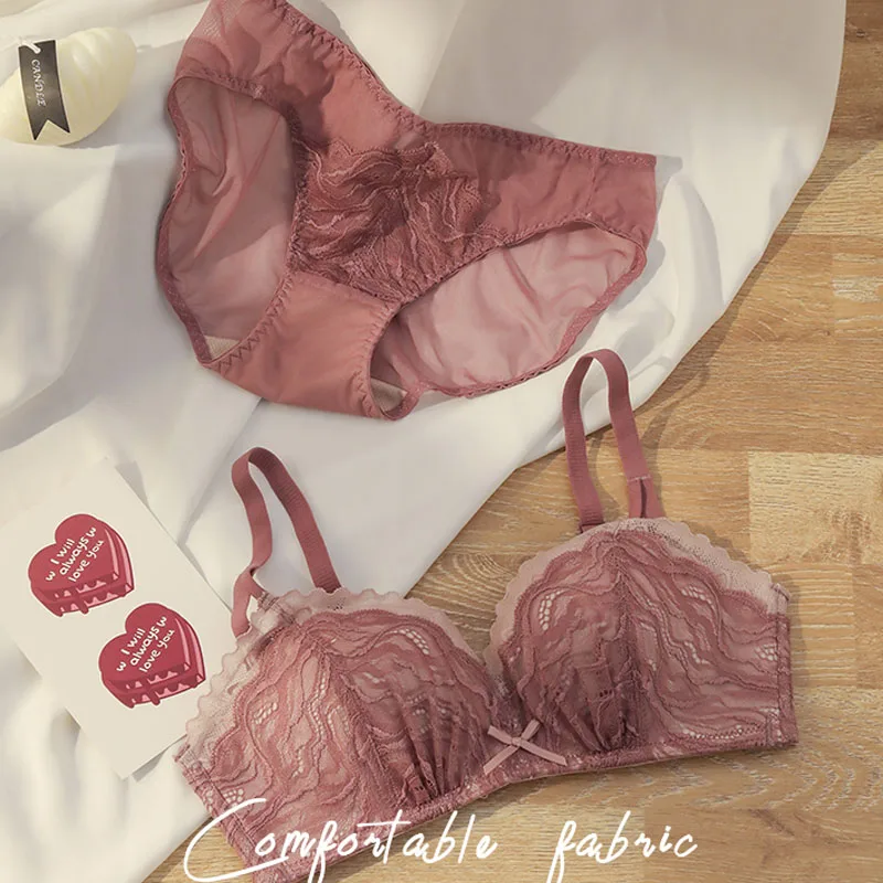 Комплект женского кружевного нижнего белья с чашками пуш-ап |