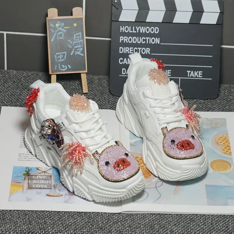 

White shoes female 2021 new fashion brand heavy industry rhinestone cute pig street shooting sports casual shoes thick bottom