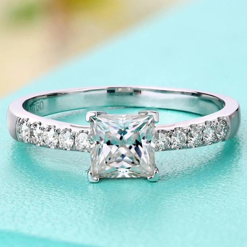 Кольцо женское из белого золота 18 карат с муассанитом 1 квадратное для свадьбы