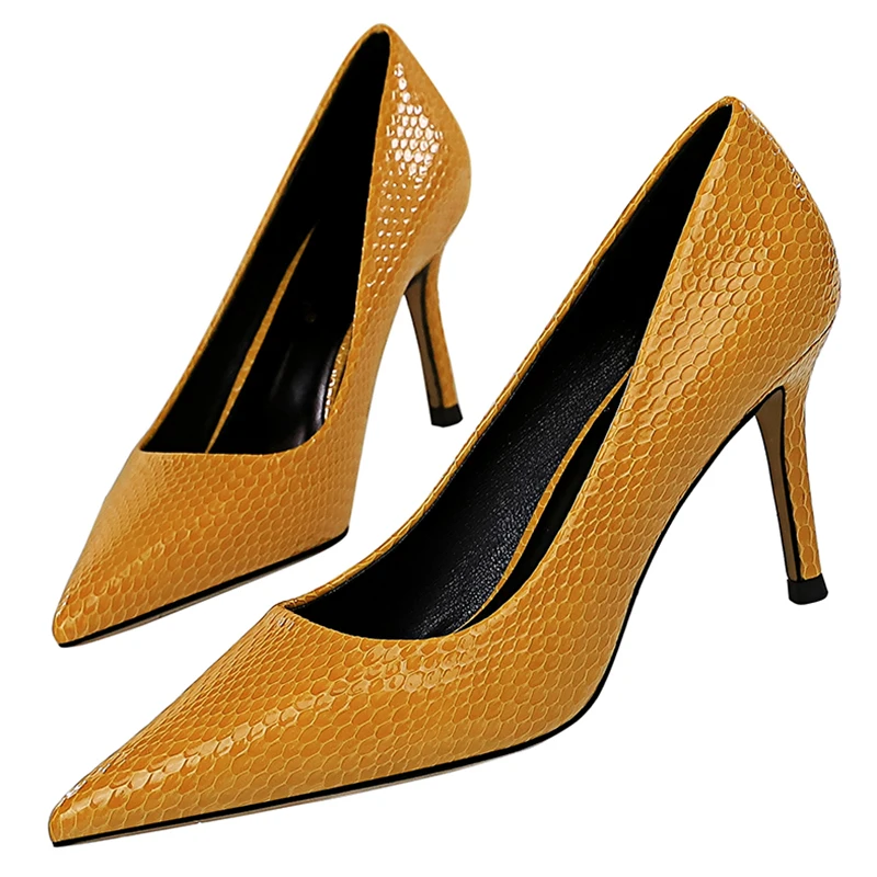 Женские туфли лодочки со змеиным принтом на низком каблуке 8 см для офиса и