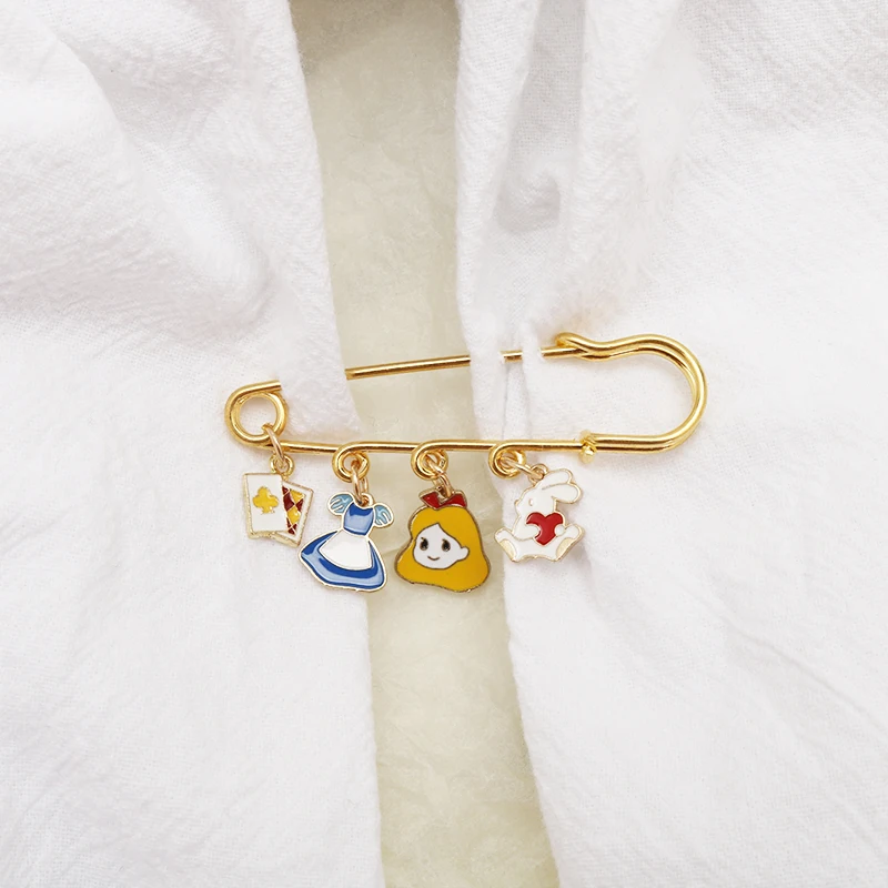 

Cute Rabbit With Red Heart Brooch Mini Poker Beautiful Clothes Badge Pins Women Girl Bag Brooches Pins