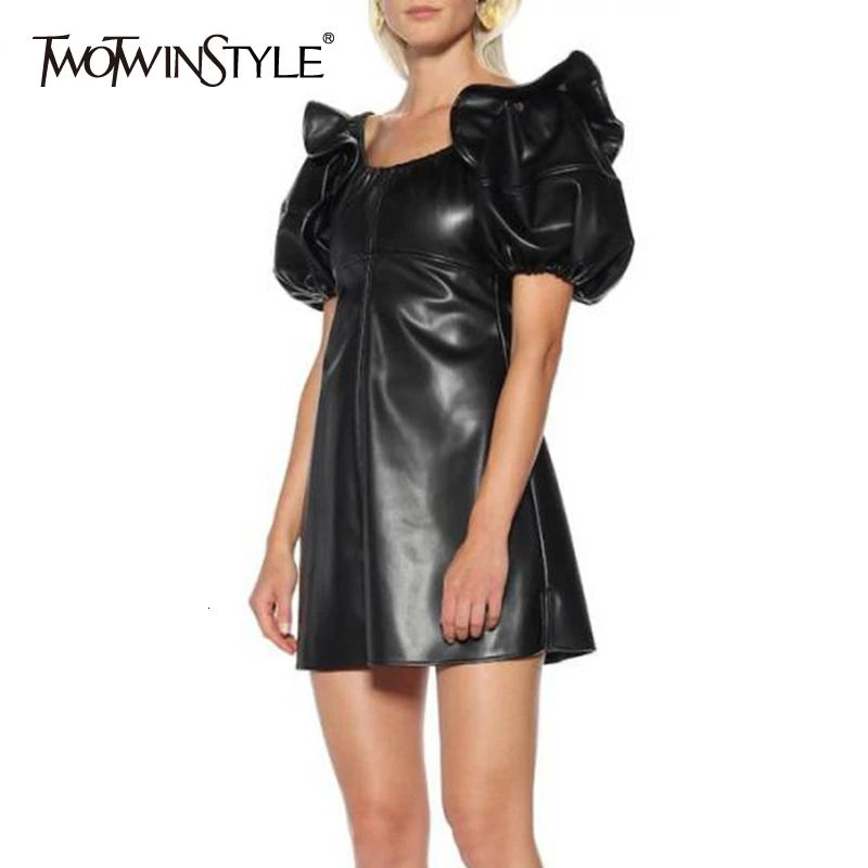 Женское мини платье из экокожи TWOTWINSTYLE летнее черное белое трапециевидной формы с