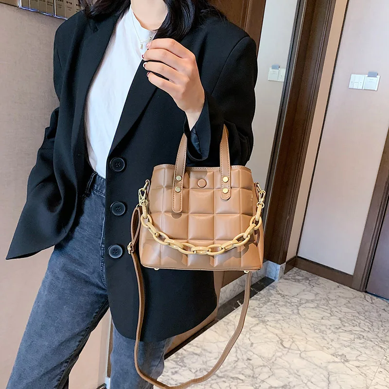 

Женская сумка-мессенджер из экокожи, с акриловой цепочкой