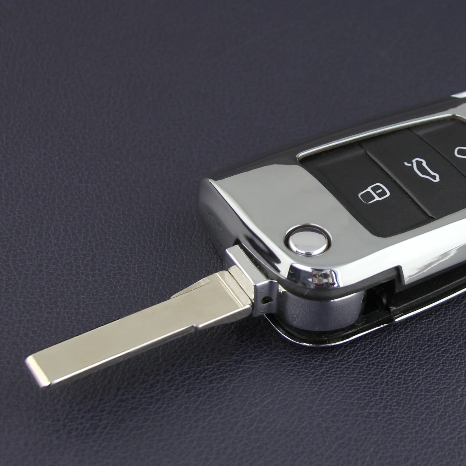 Чехол-книжка для автомобильных ключей с кольцом-цепочкой серебристый |