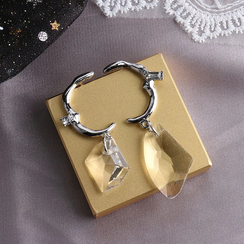 

Женские асимметричные серьги с кристаллами