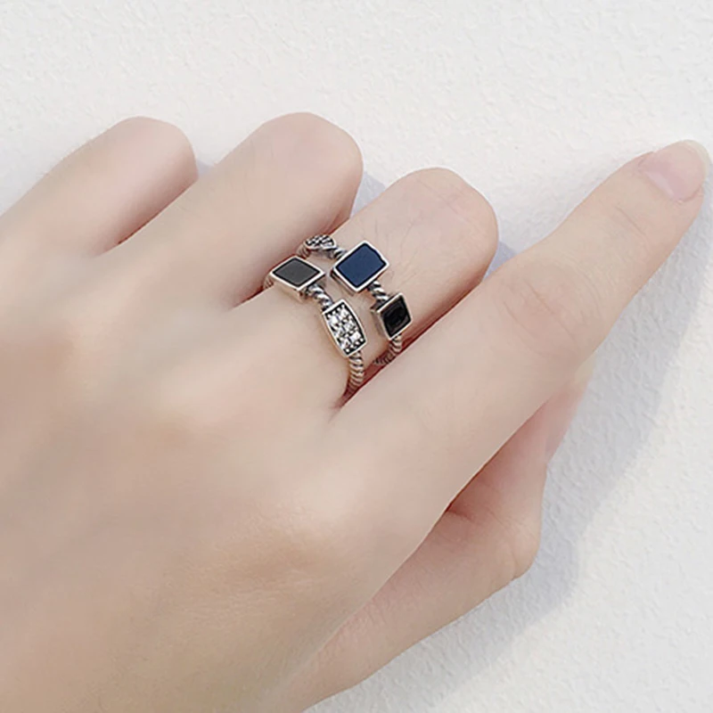 

Женское кольцо с черной эмалью и фианитом