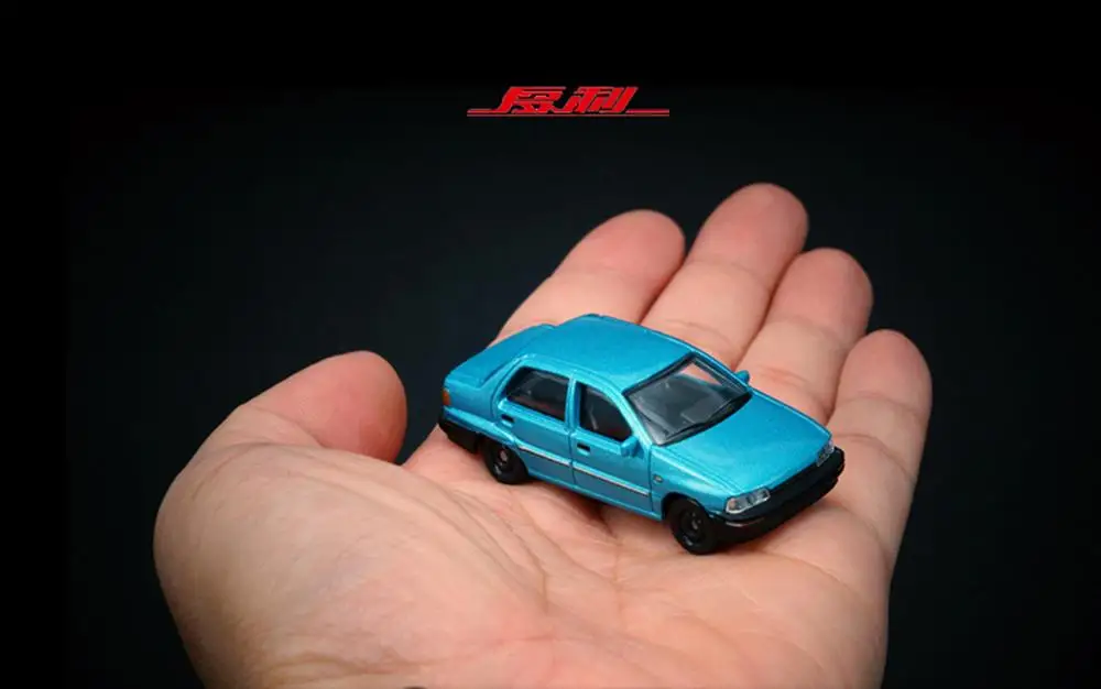 Коллекционная синяя модель автомобиля ToYi 1/64 DAIHATSU CHARADE 90 коллекционная игрушка в