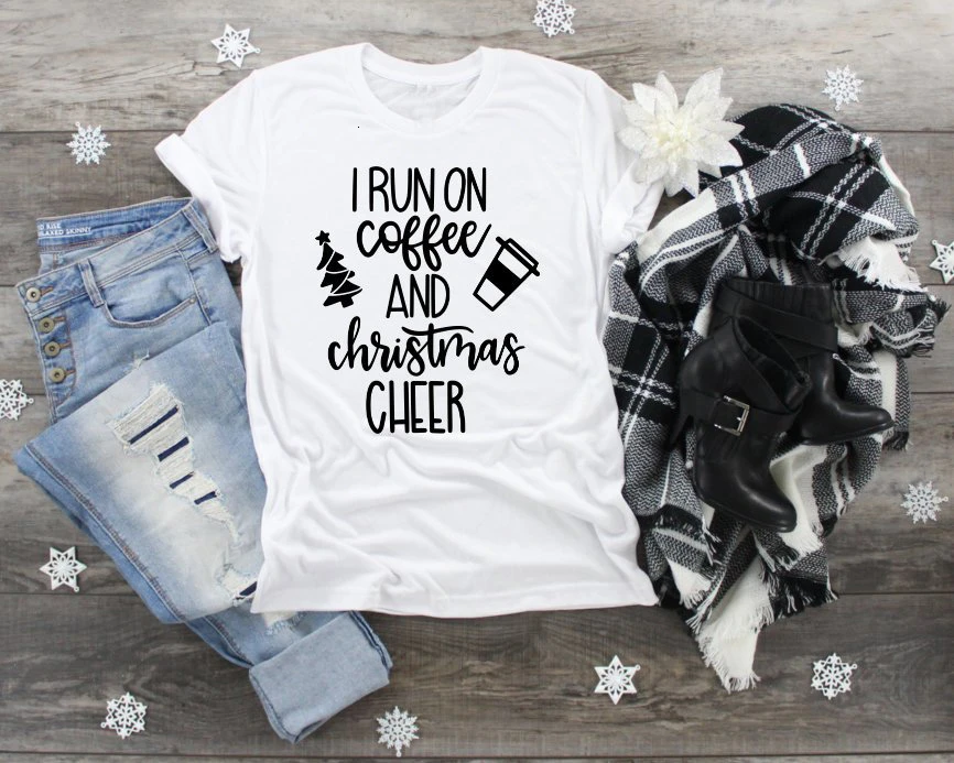 Футболка с надписью I Run On Coffee and Christmas Cheer стильная креативная Уличная
