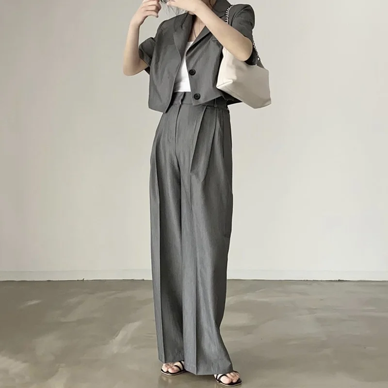 Женский костюм с отложным воротником куртка на две пуговицы и прямые