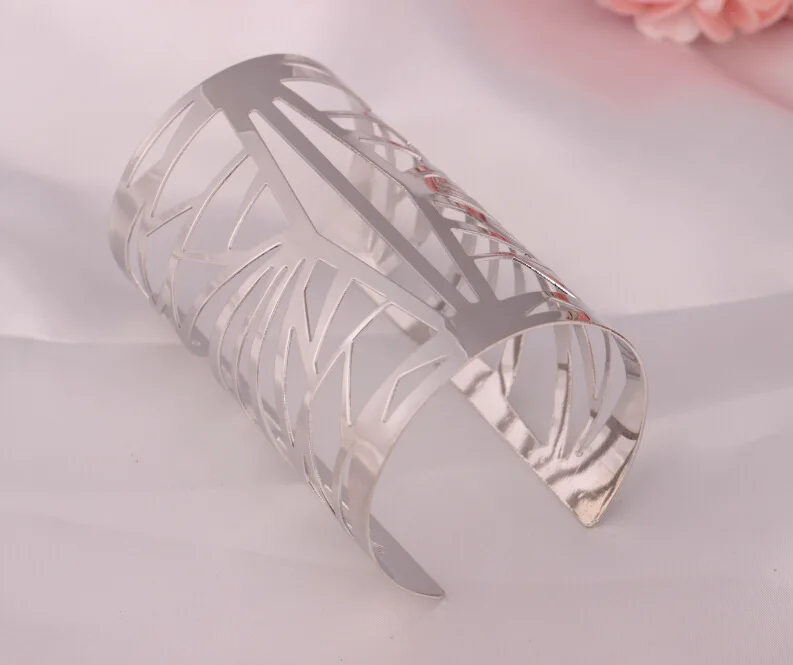 

Fashionable fashion bracelet exaggerates individual pattern hollow out bracelet