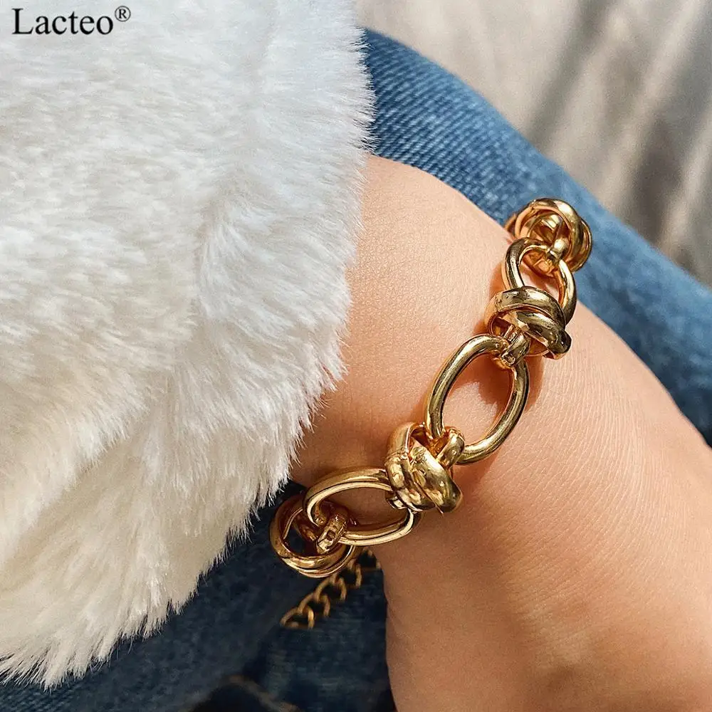 Женский браслет цепочка Lacteo массивная золотистого цвета с цепочкой подвеской