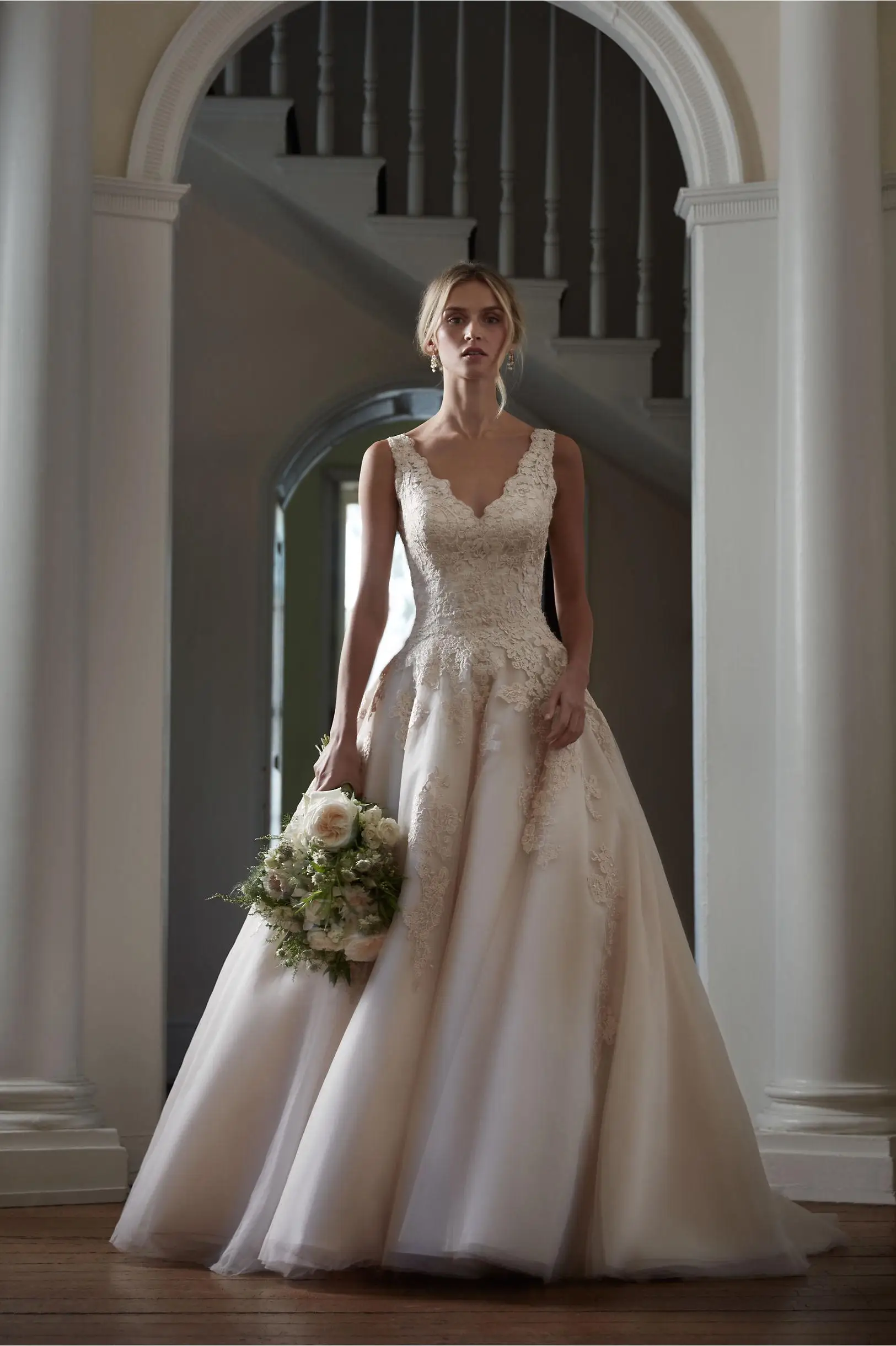 

Light Champagne Wedding Dresses Multilayer Skirt Decorated Button Bride Wedding Dresses Luxury and Cheap Wedding Dresses