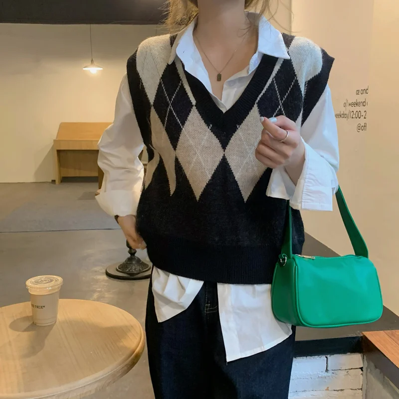 Женский трикотажный жилет с V-образным вырезом |