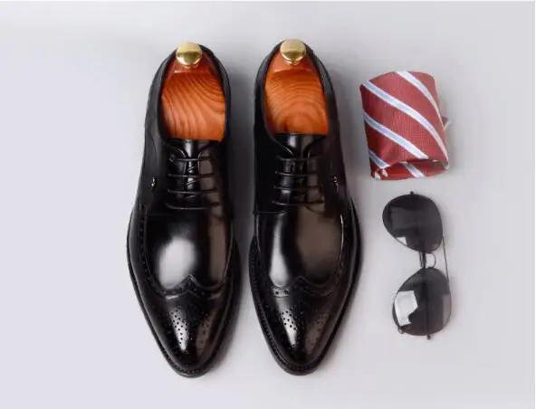 Мужские модельные туфли из воловьей кожи на низком каблуке с резным узором