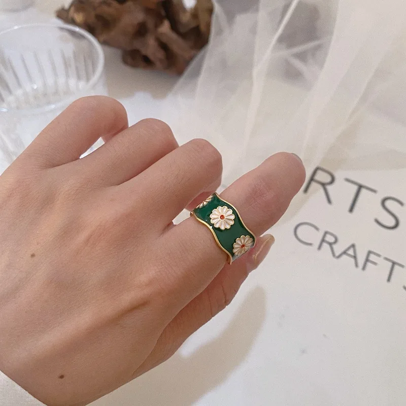 

2021 French Baroque Vintage Candy Color Enamel Metal Flower Spray Paint Small Daisy Opening Ring for Women Jewelry Gift