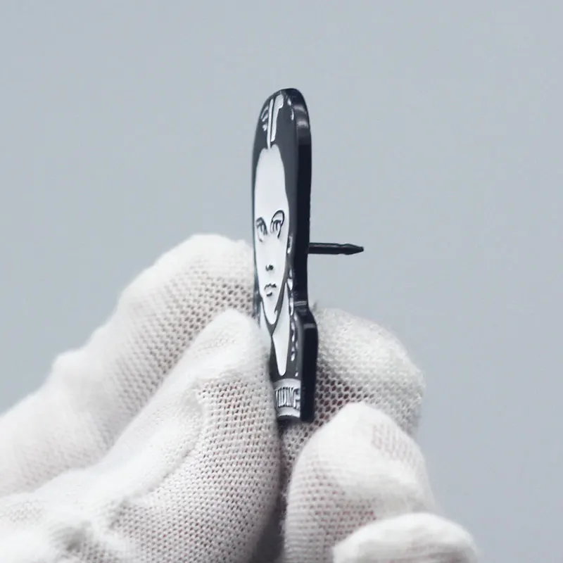 Интересная металлическая эмалированная брошь в стиле ретро с изображением