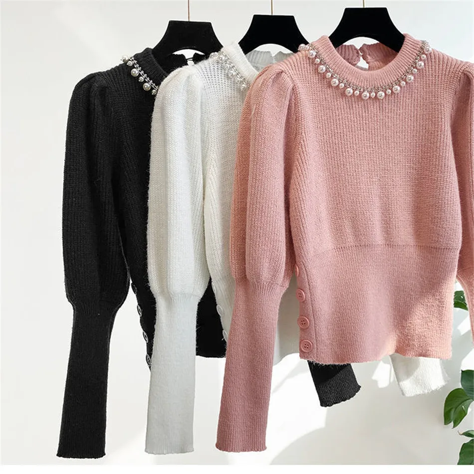 

Женский трикотажный свитер с рукавами-фонариками и бусинами