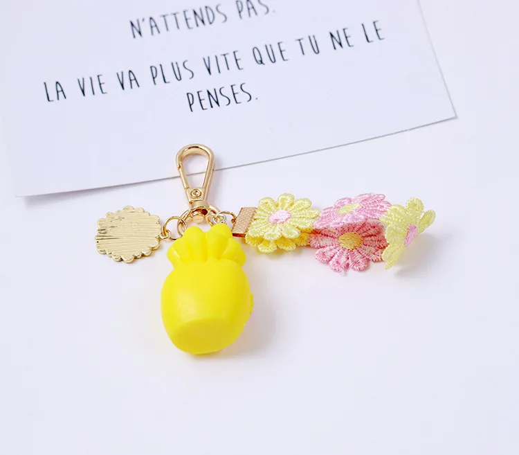 

2020 New 2Style Creative and lovely Daisy key chain L Daisy bottle key chains For women's bag pendant key chain