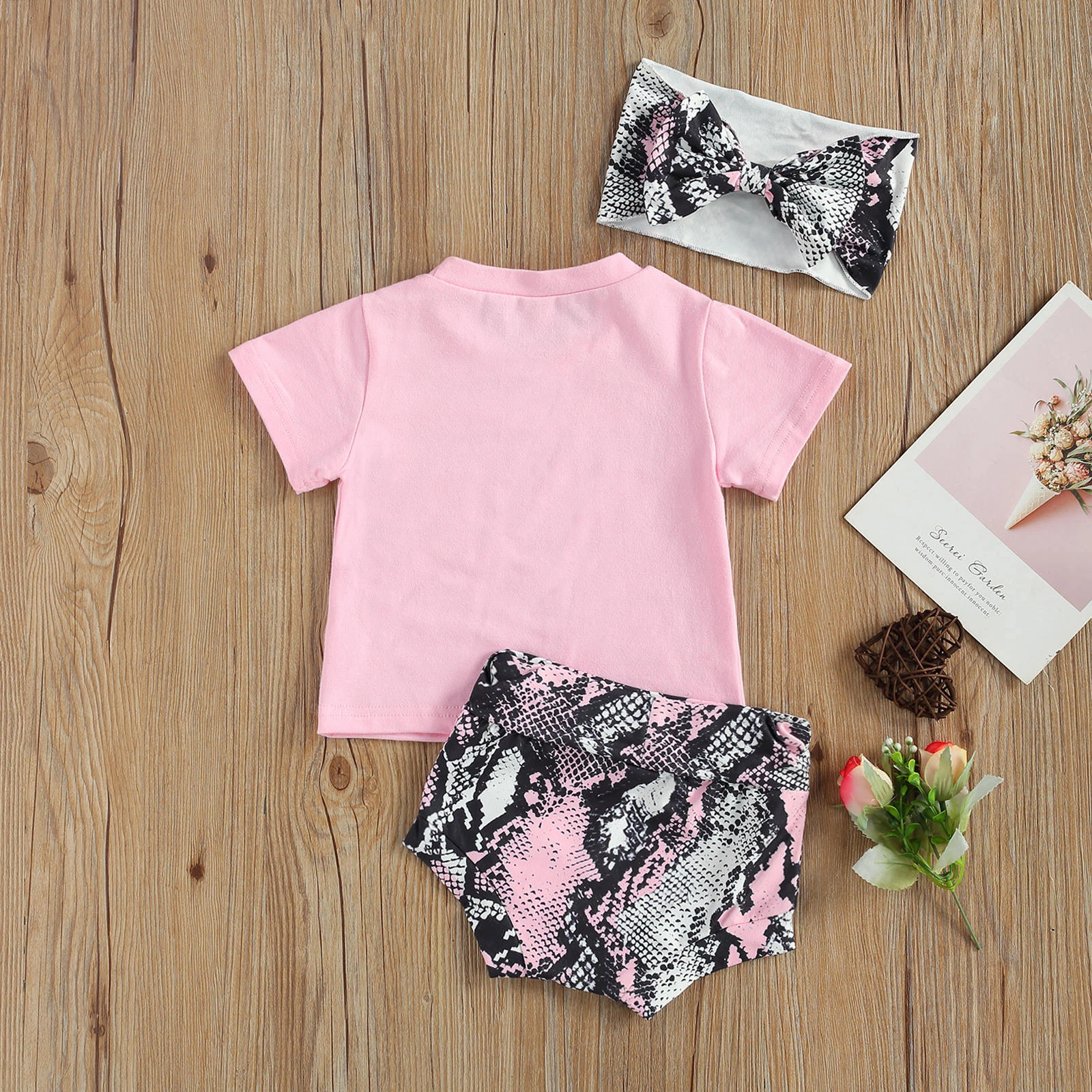

Baby's Clothing Set Letter Print Short Sleeve T-shirt and Snakeskin Print Shorts and Headwear Three-piece Suit Summer