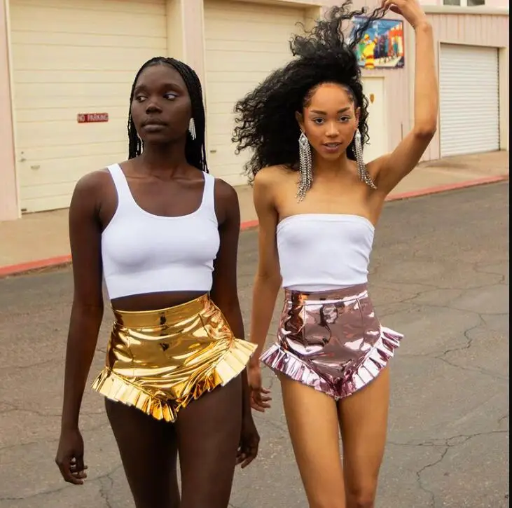 

Модная женская одежда в европейском и американском стиле Новинка Лето 2021 пикантные однотонные шорты из искусственной кожи с V-образным вырезом и деревянными ушками