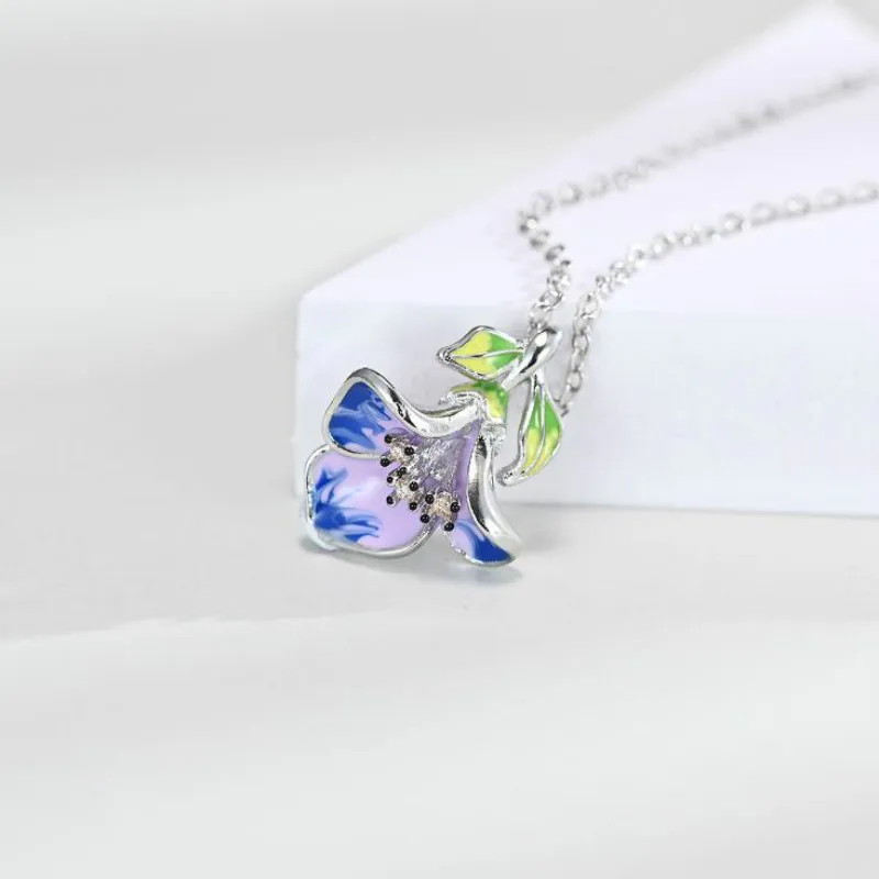 Женское серебряное ожерелье с подвеской до ключиц синей эмалью и цветком