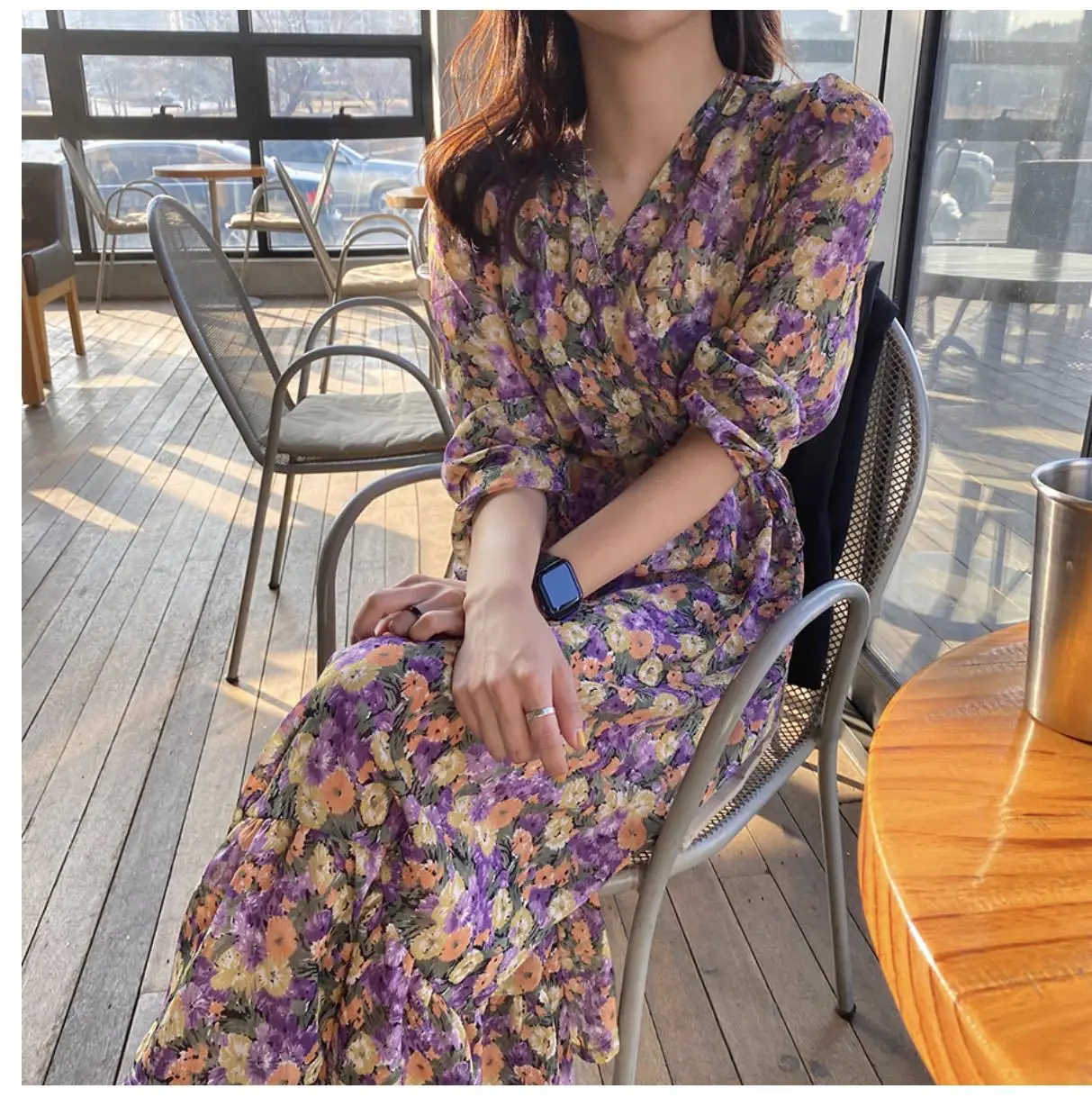 Модное женское платье с v-образным вырезом и цветочным принтом эластичной