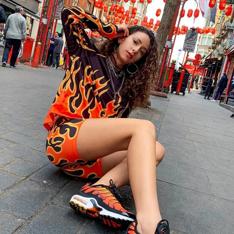 Женский комплект из 2 предметов футболка и шорты с принтом огненного пламени в