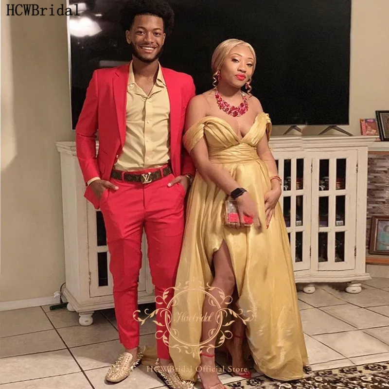 Атласное длинное платье цвета шампанского с открытыми плечами и Боковым