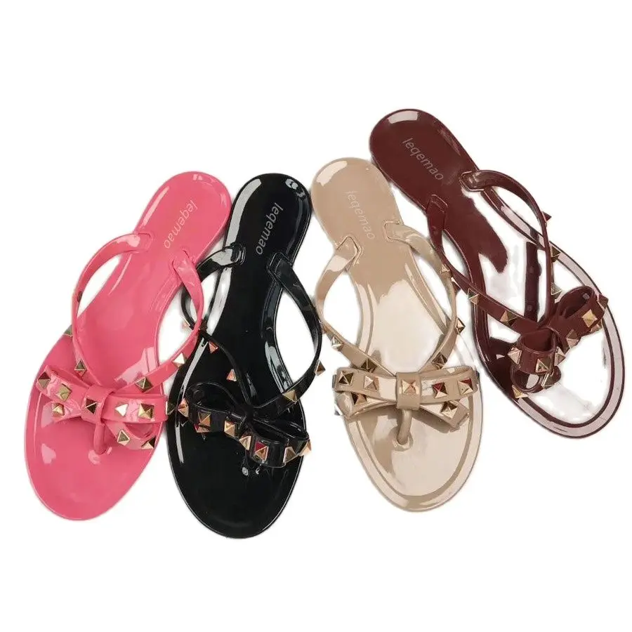 Модные летние Вьетнамки Женские сандалии с заклепками на плоской подошве