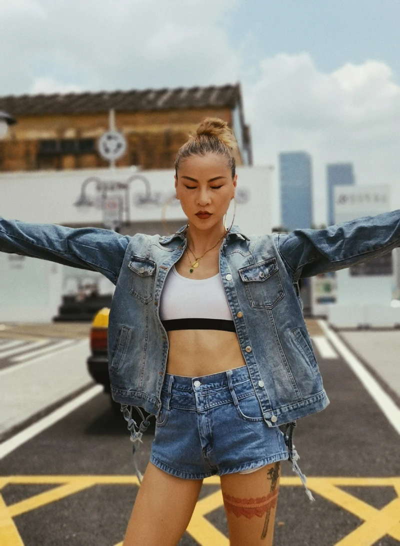 Пикантная джинсовая куртка с открытой спиной женское модное Трендовое пальто