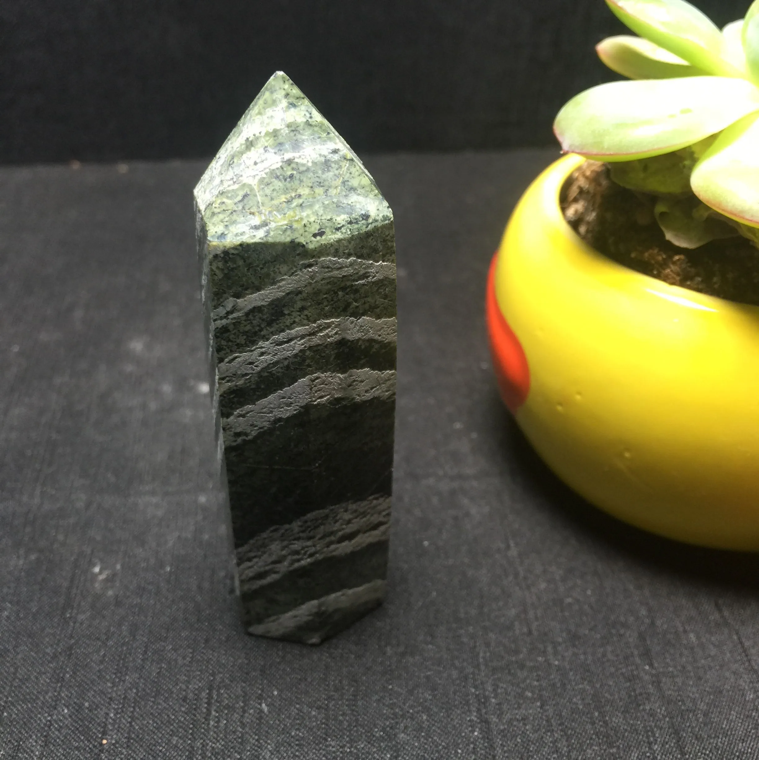 Двухслойный нефритовый одноострый шестигранный стержень. Кварц кристаллы рейки