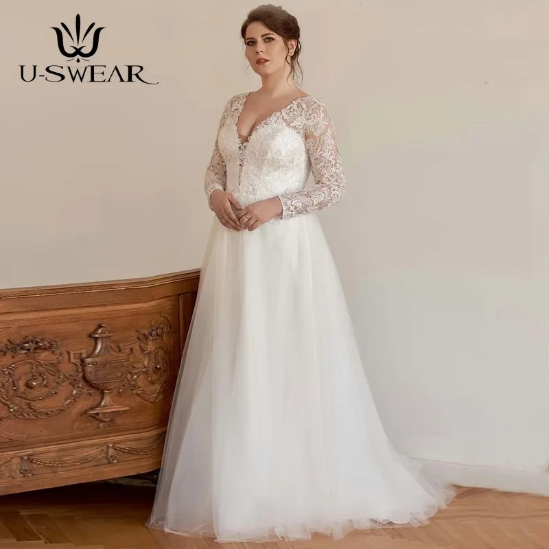 Свадебное платье с длинным рукавом глубоким V образным вырезом и кружевной