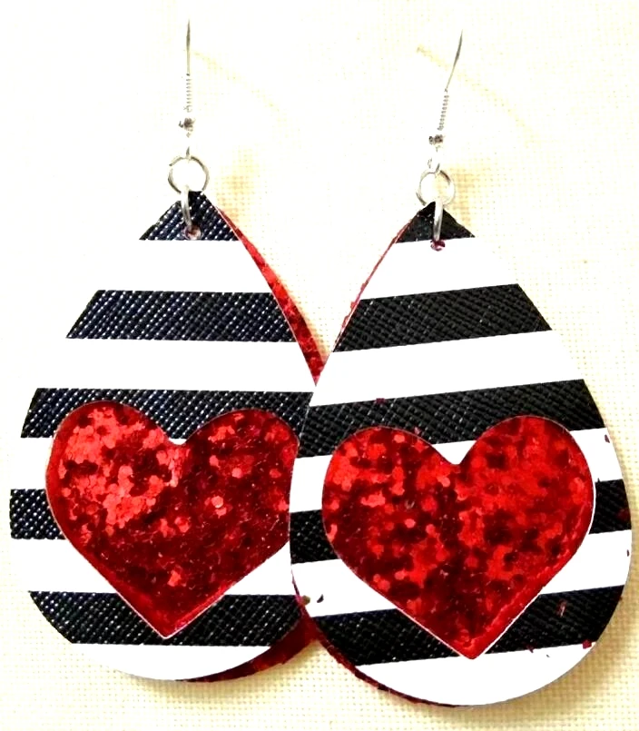 Женские серьги из искусственной кожи легкие в форме лепестка подарок на день