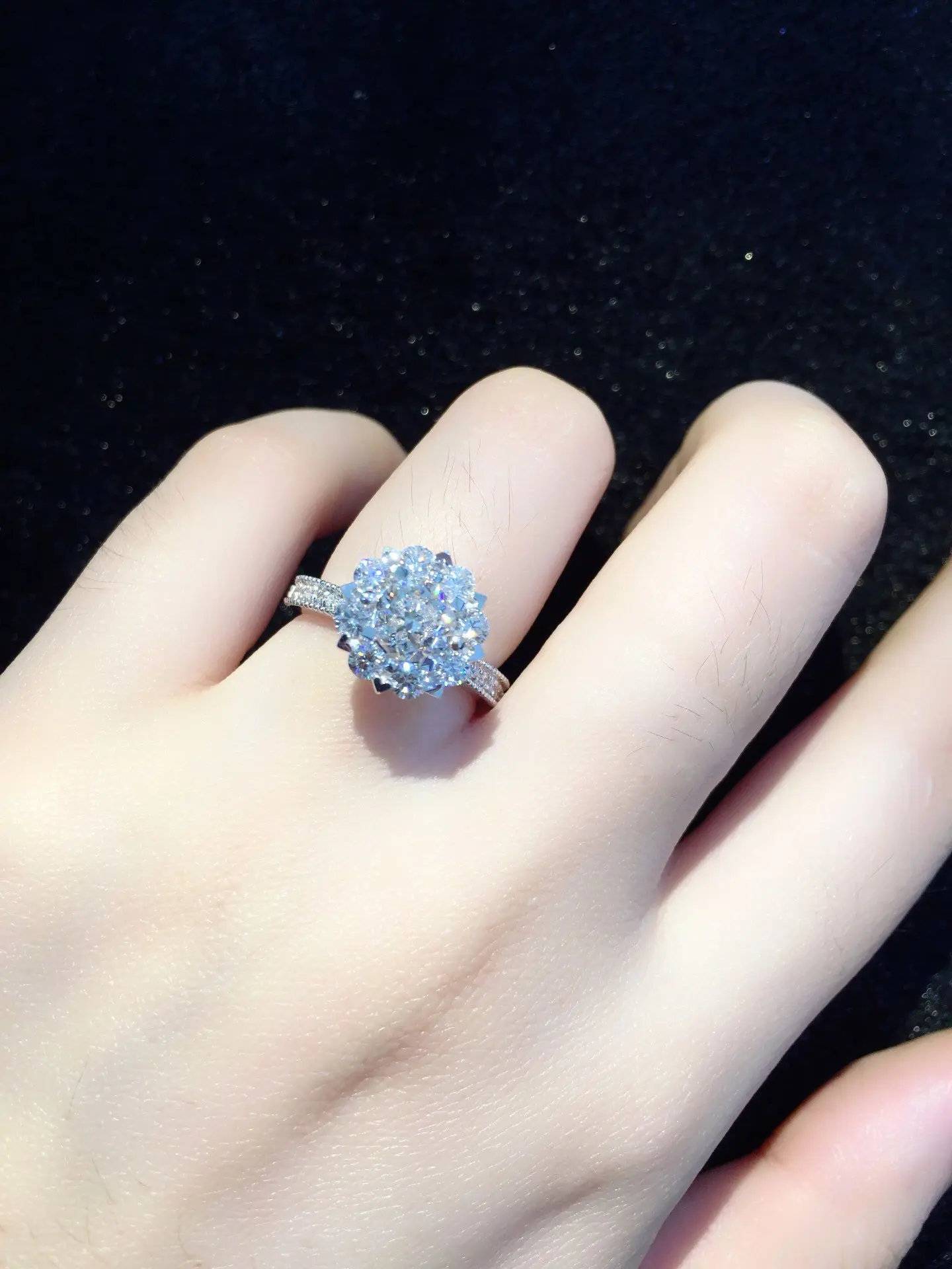 Кольцо из чистого золота 18 К с натуральным бриллиантом красивые драгоценные