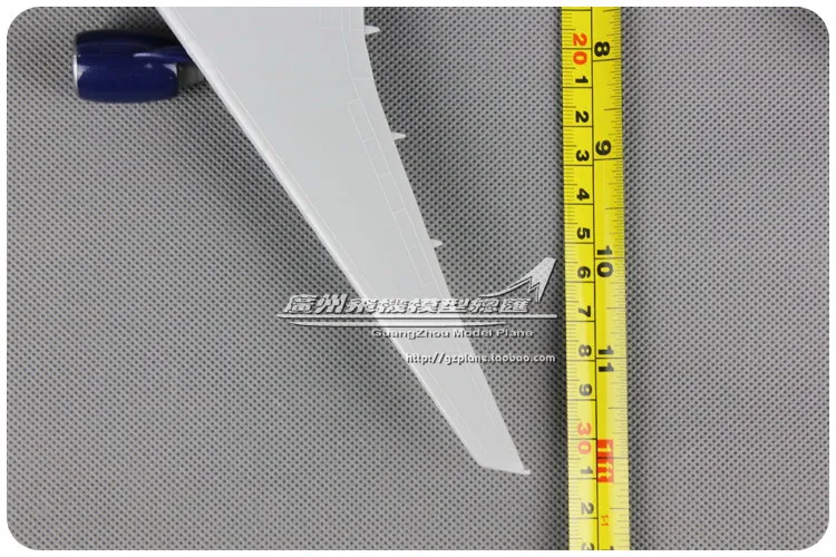 32 см США Airline 1:200 весы Пластик сборки Американский авиакомпаний United B777-200 N775UA